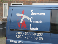 908376 Afbeelding van het beeldmerk van de 'Straatmakers Combinatie Utrecht' (SCU), op een bestelbus van het bedrijf, ...